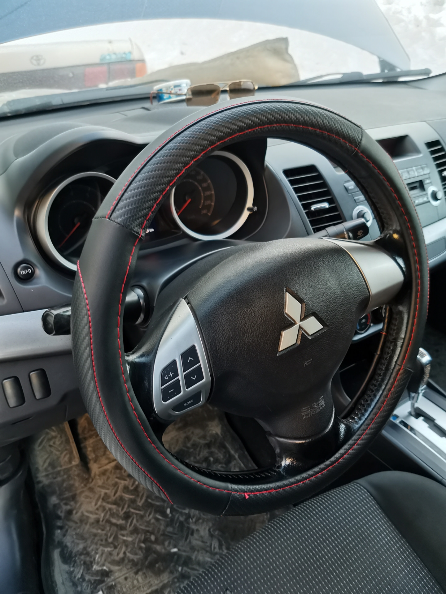 Перешив руля лансер 9. Оплётка руля митсубиси лансер 10 2011г. Оплётка руля митсубиси лансер 10 2011г. Оплетка лансер 10. Анатомический руль лансер 10.