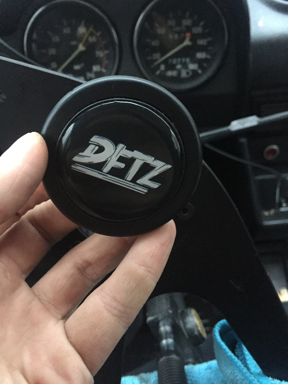 Двухконтактная кнопка сигнала на руль классика — Lada 21061, 1,5 л ...