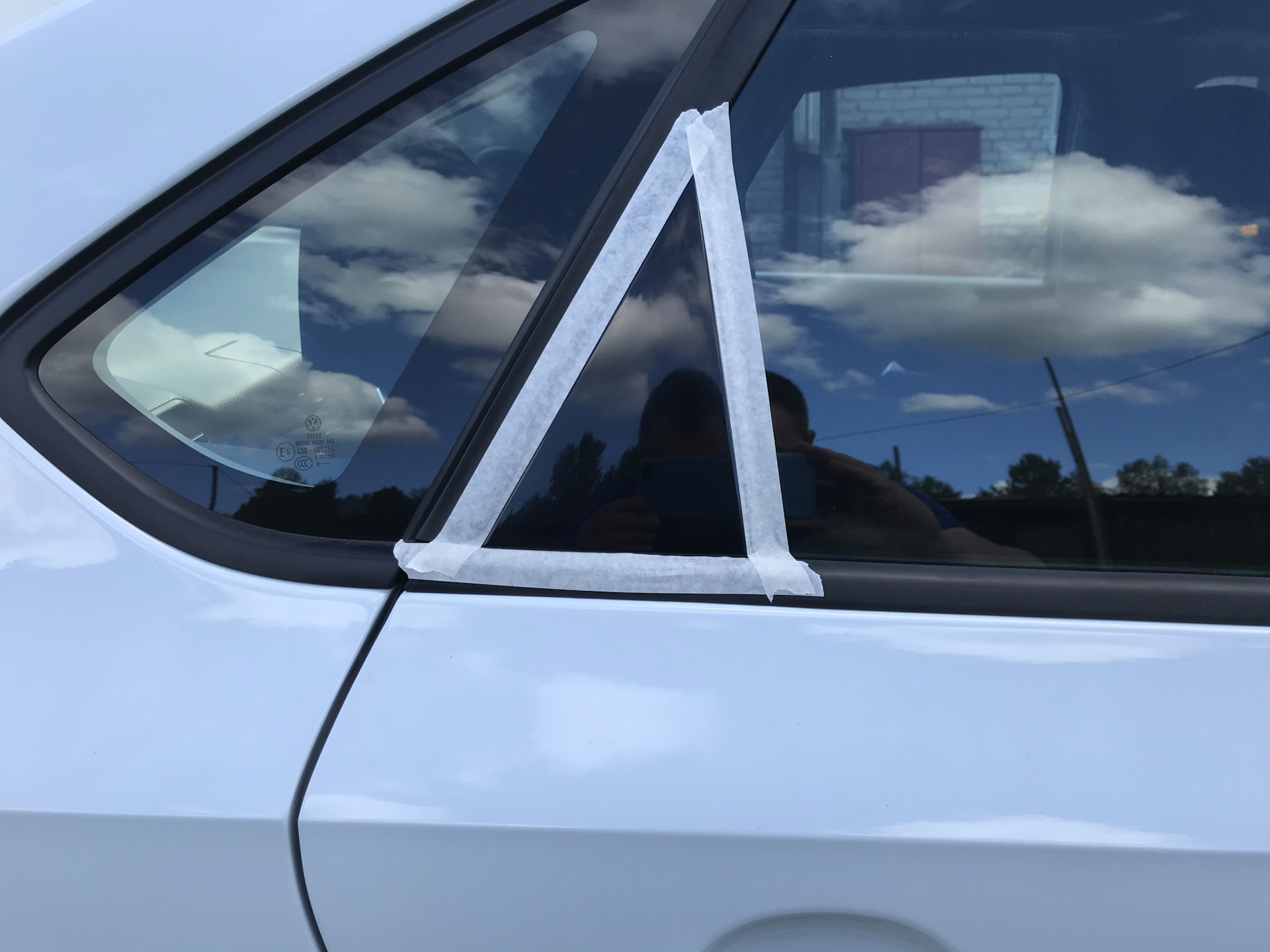 Дверь задняя левая поло седан. VW Polo sedan двойное остекление. Дефлектор дверного окна Фольксваген. Уголки стекол задних. Уголок двери поло седан.