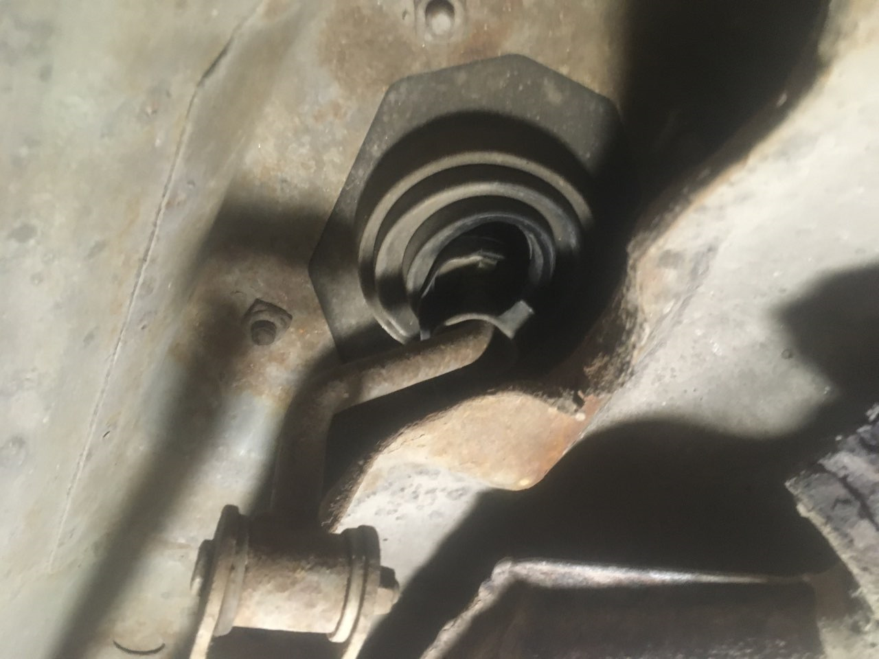 Замена пыльника кулисы КПП — Mitsubishi Carisma, 1,6 л, 2003 года ...