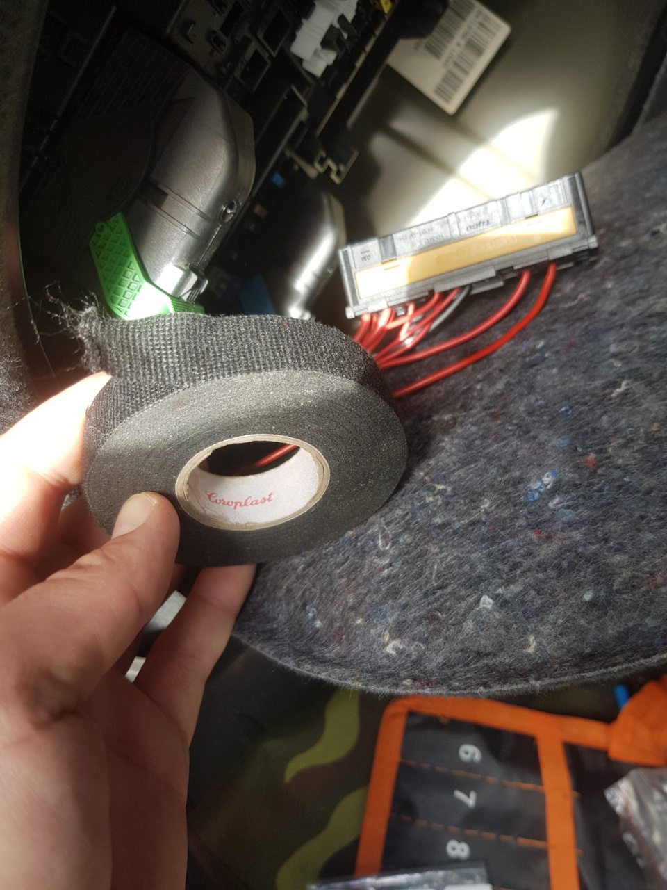 Изоленту ваг покупал на авито 150р. Штука, брал 3 штуки в запас очень удобно ею пользоваться, она предназначена для жгутов проводки двигателя — Opel Astra H