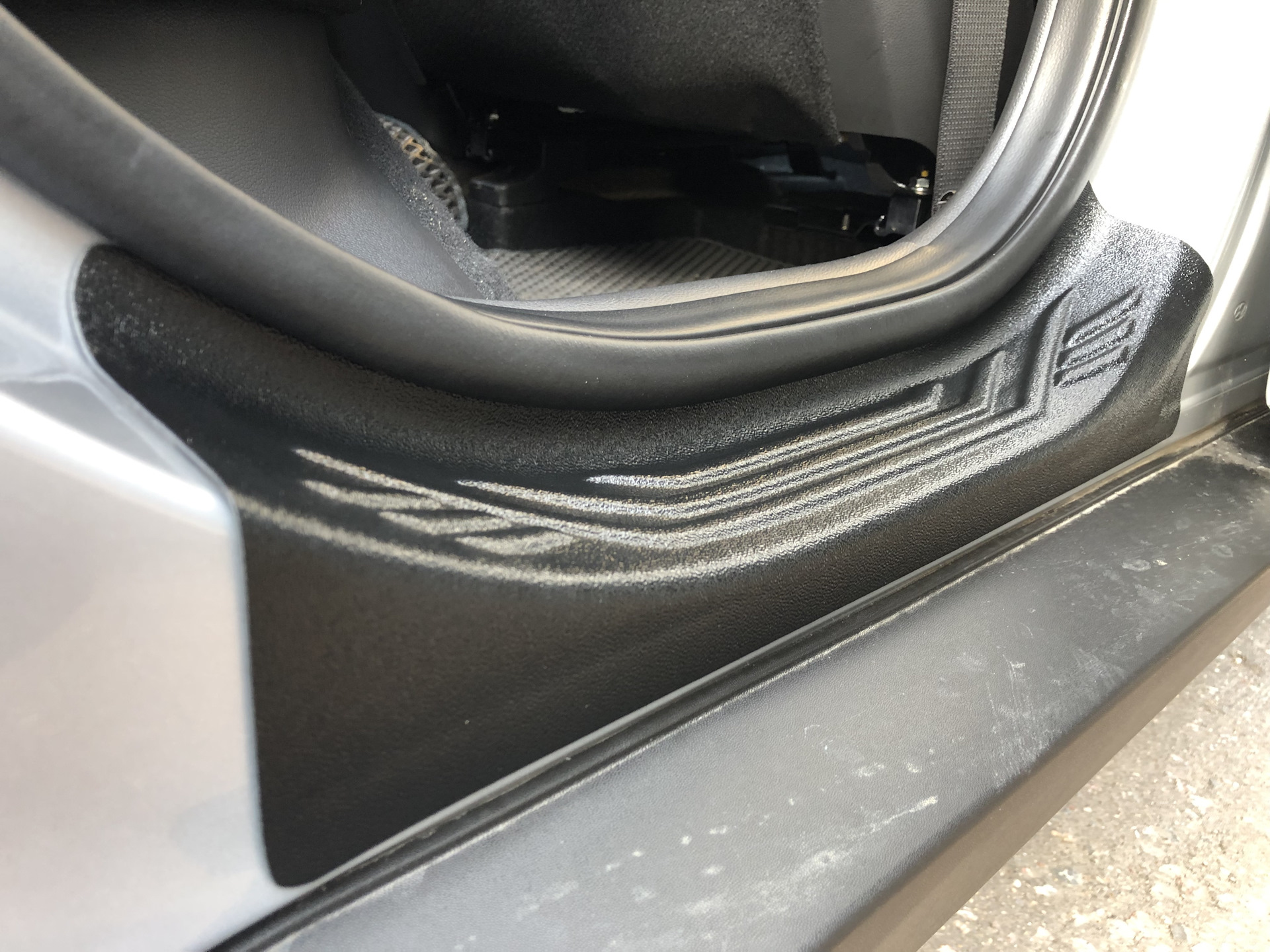 Уплотнительная резинка на дверь хендай крета. Уплотнители дверей крета. Хендай крета клипсы уплотнителя багажной двери. Уплотнители дверей крета. Уплотнитель двери крета.