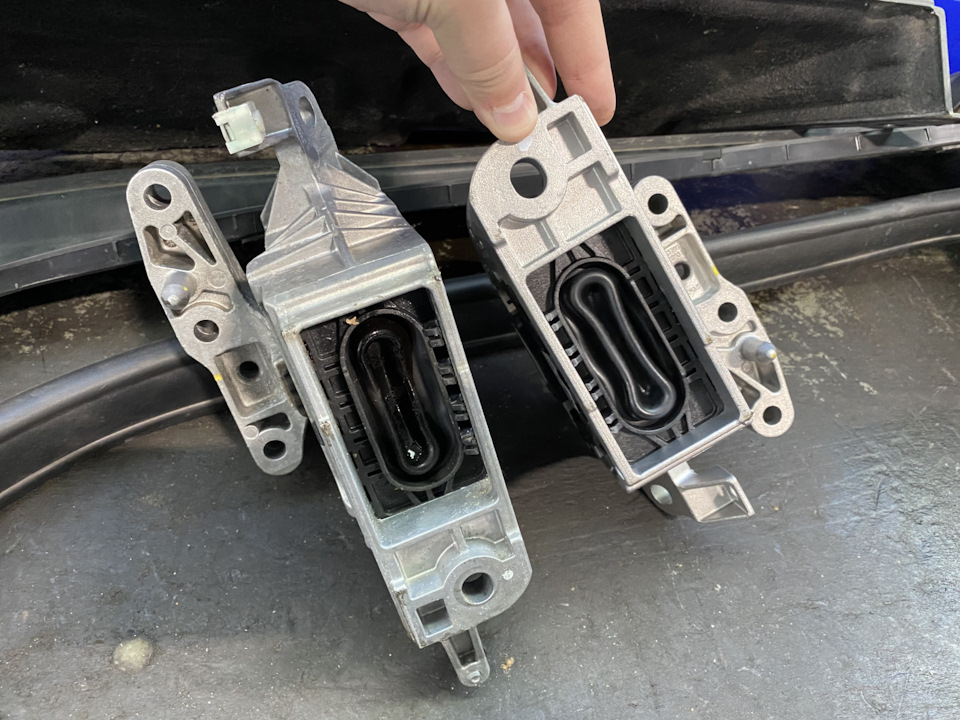 Нижняя часть, тут непонятно, старая какая то мокрая, но может конденсат, конец января всё таки был, точно не масло, пробовал) — BMW 2 series Active Tourer (F45)