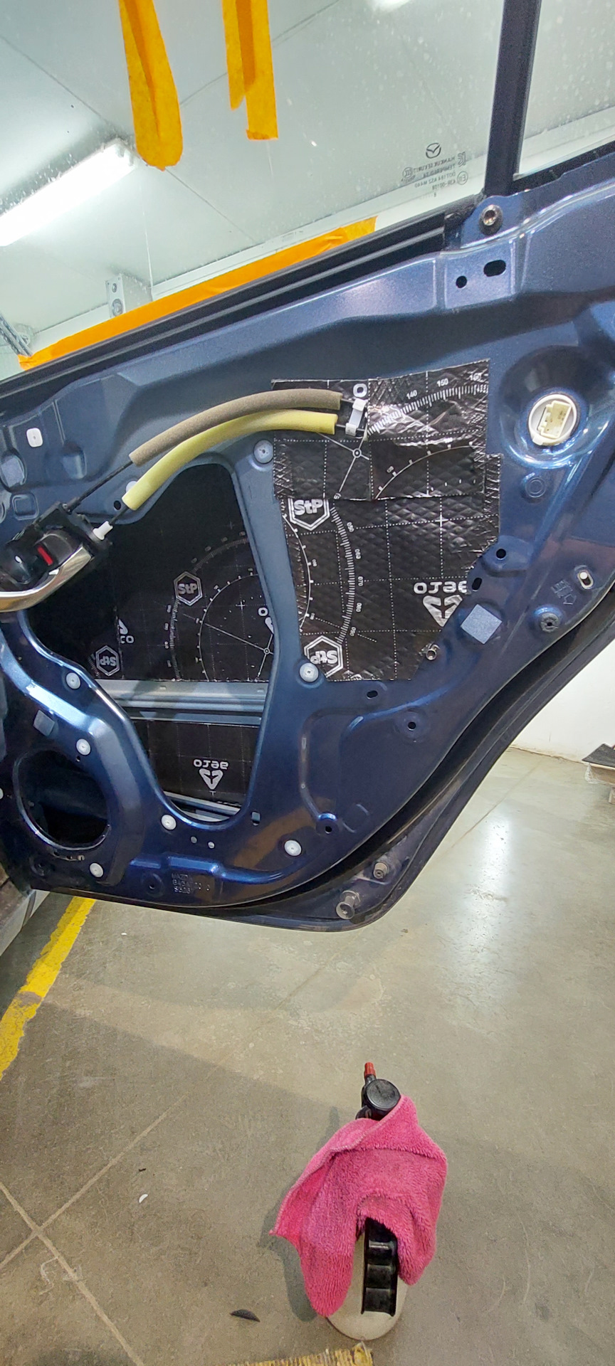 Шумоизоляция передних подкрылков, задних дверей, и пола заднего сиденья ...