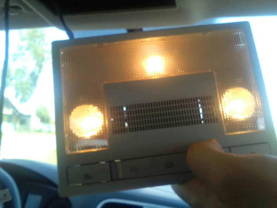 Замена лампочек освещения салона — Volkswagen Polo Sedan, 1,6 л, 2016 ...