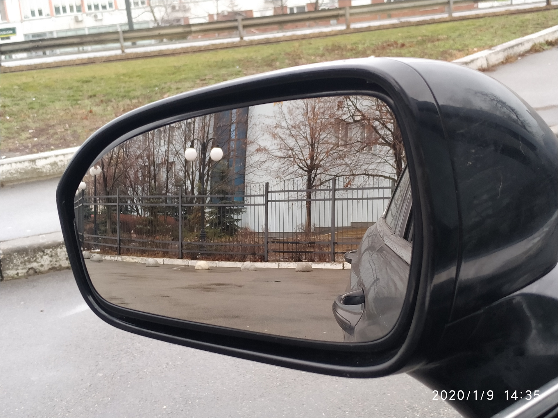 Оторванное водительское зеркало Exeed LX серый цвет. Как поменять зеркальный элемент на Форд Эскейп 2005.