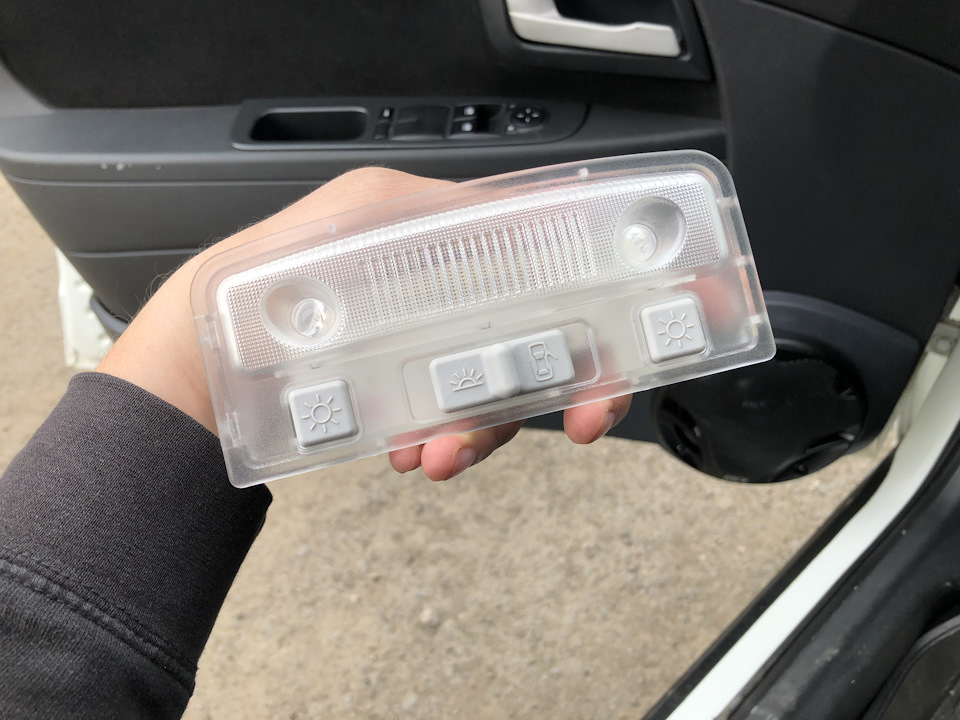 Замена плафона освещения салона Норма на Люкс. — Lada Приора седан, 1,6 ...