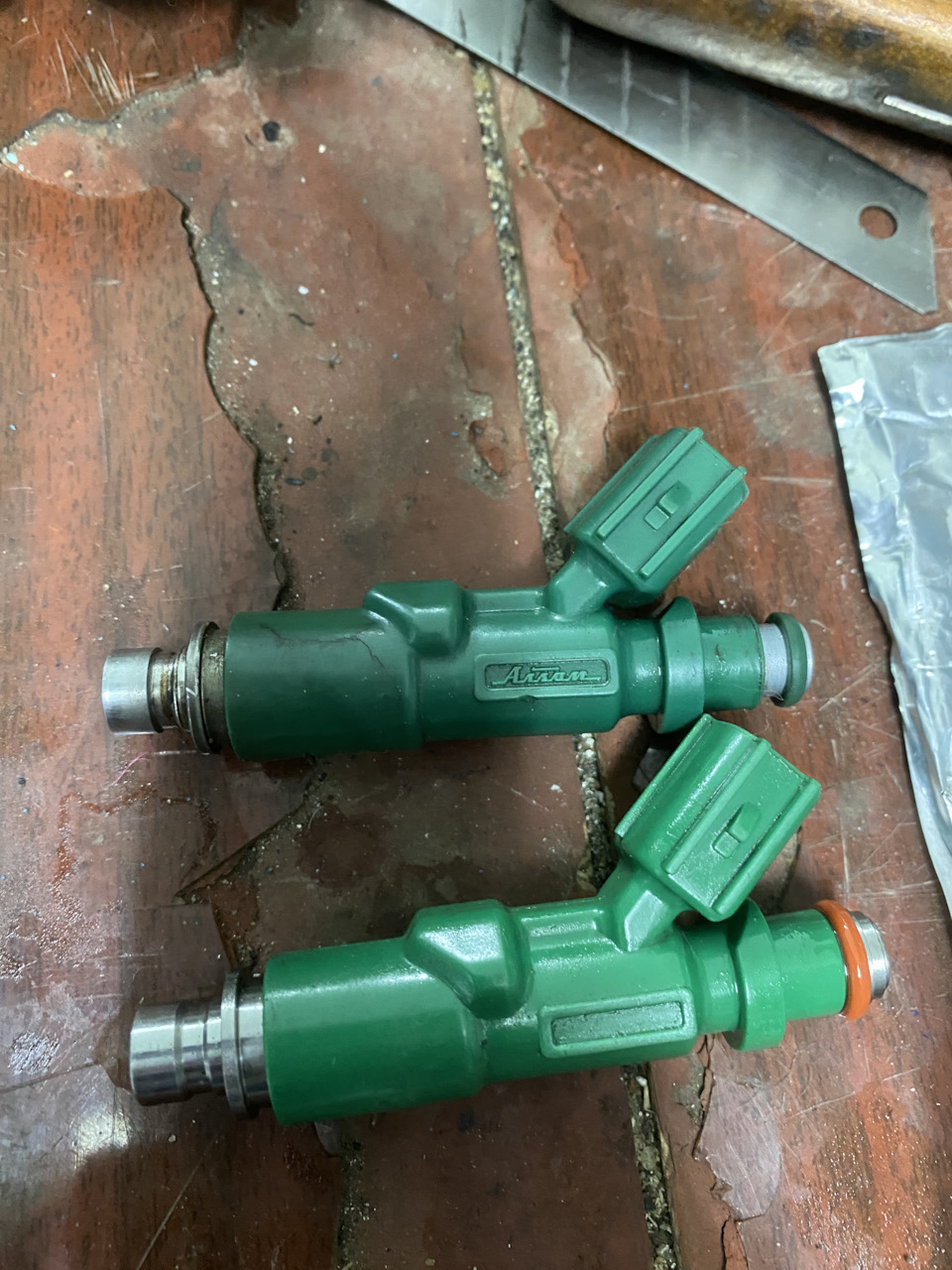 Новая китайская форсунка чуть чуть отличается верней частью форсунки но встает на свое место — Toyota Corolla (120)