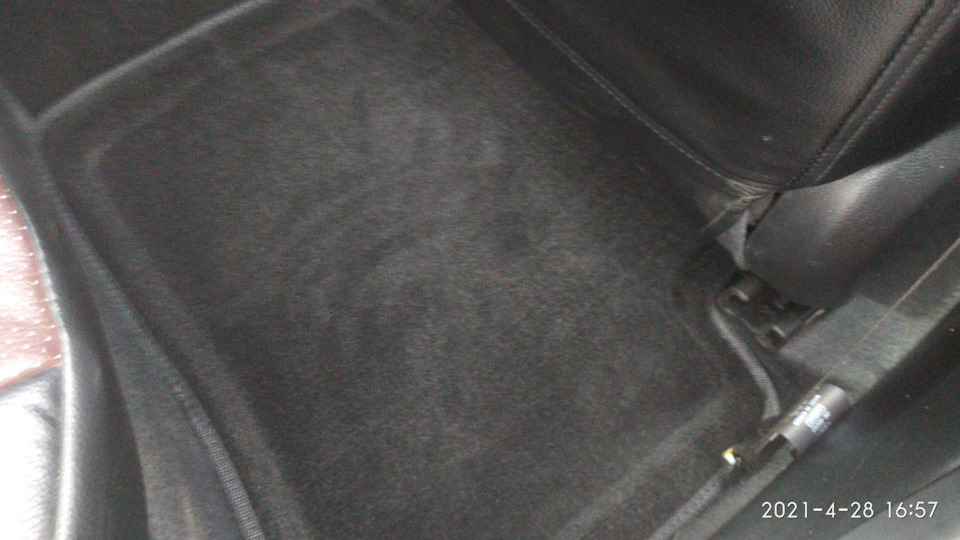 Пальцами провёл по ворсу, чисто, приятно. Потеплеет, босиком вообще классно на них будет. — KIA Rio (3G)