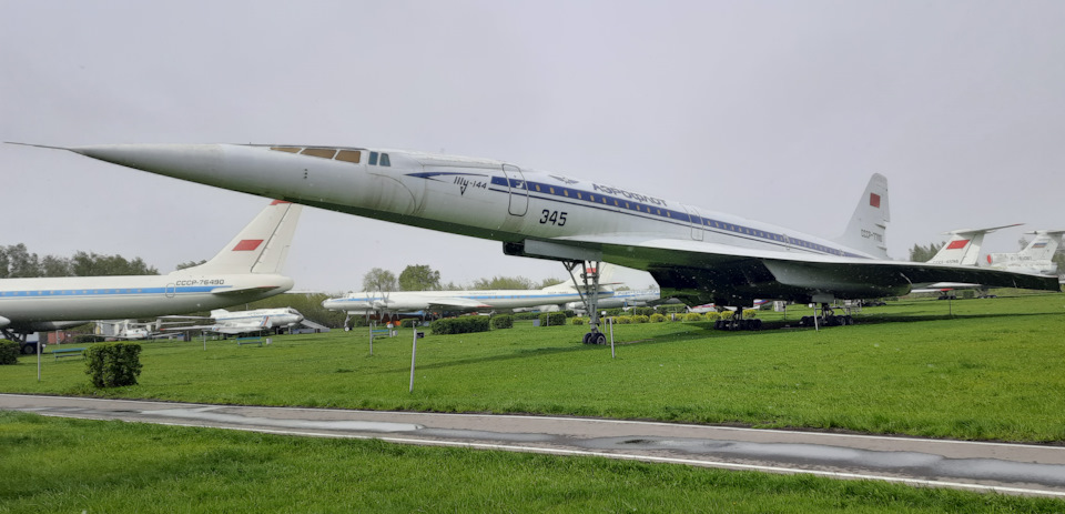 Редкостная редкость – красавец Ту-144. Всего их было выпущено 16 штук, нескольких модификаций. В Ульяновском музее установлен самолёт номер 10, наиболее комплектный из всех оставшихся экземпляров. Это один из двух самолётов которые летали по маршруту Москва — Алма-Ата и четвертый самолёт, который побывал в Ле-бурже (и последний из Ту-144). Первый полёт совершил 14.02.1977 г. Списан 14.02.1984 г. 1 июня 1984 г. своим ходом прибыл в Ульяновск, и установлен в музее Гражданской авиации. Общее время полёта 314 часов, совершил 212 полётов. — Jeep Cherokee (KL)