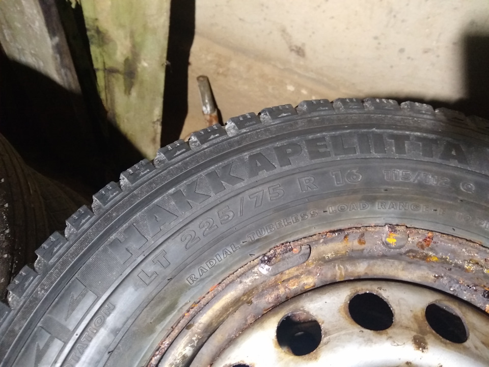 Шины зимние шипованные Nokian 225/75 R16, штампованные диски 7Jx16 ET45 ...