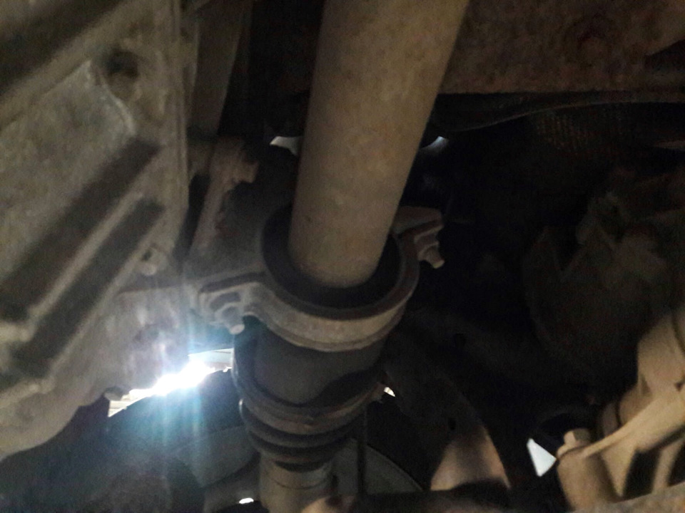 Нюанс номер два. Пришел окончательный кирдык подвесному подшипнику и его все таки придется заменить, тем более, что он вместе с сальником уже давно куплены. Осталось решить, менять масло в коробке или нет. Время подумать у меня есть ) — Ford Focus Hatchback III