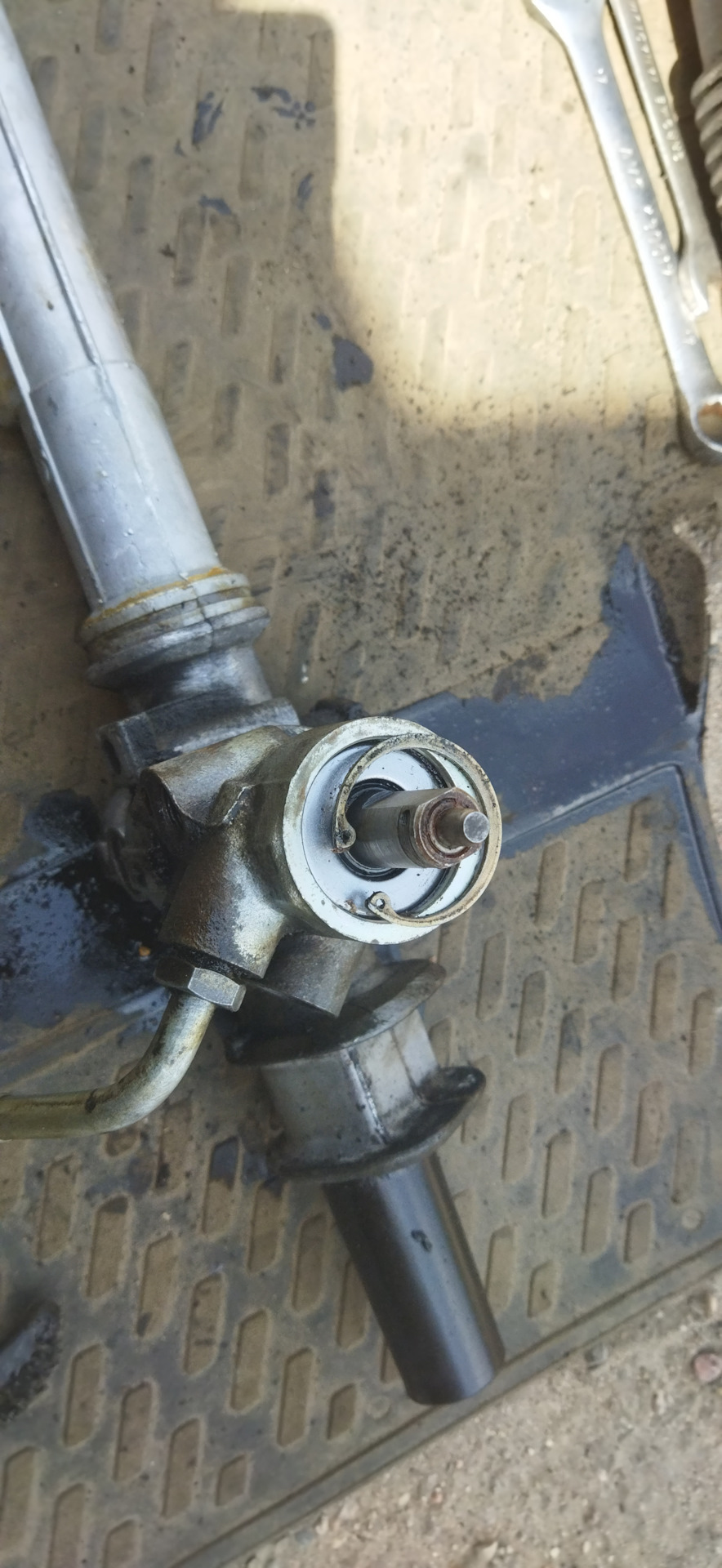 Снимаем стопор, потом шайбу и видим первый сальник. — Opel Astra F