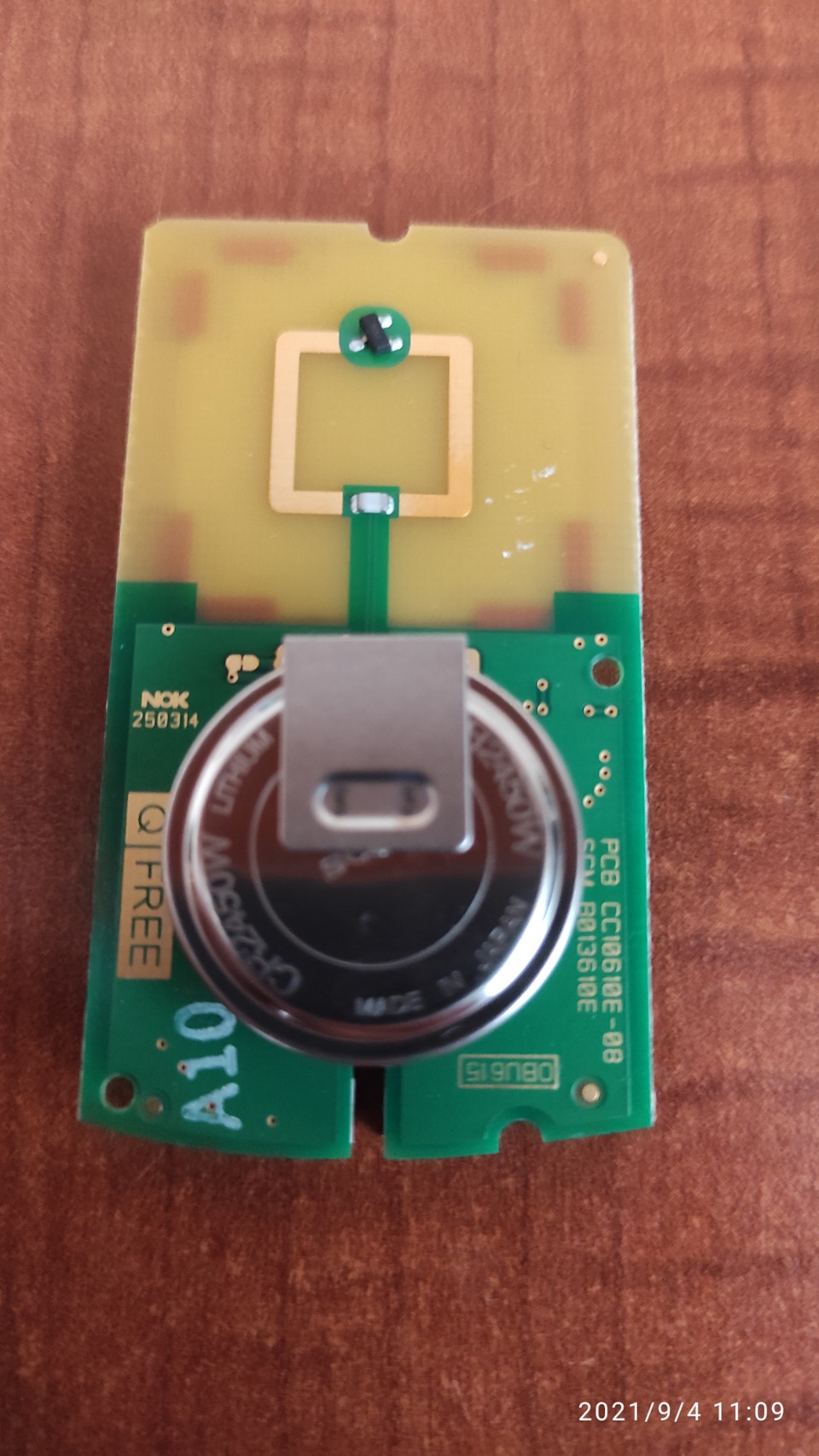 Начинка транспондера. Дата выпуска в левом верхнем углу. — Toyota RAV4 (5G). Запчасти на фото: 761206, R0136