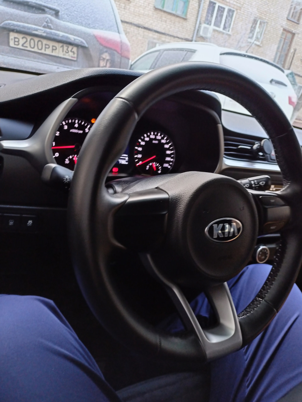 Обшил "кожей" резиновый руль — KIA Rio (4G), 1,6 л, 2021 года | тюнинг ...