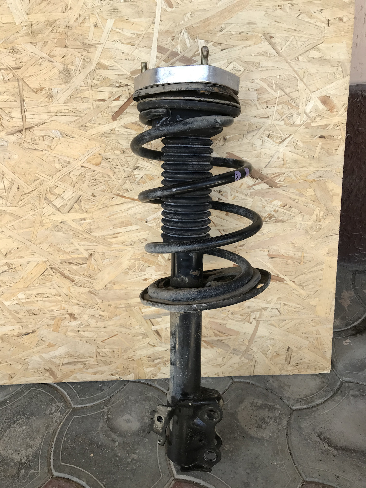 Как выглядит передняя стойка. Стойка передняя 2190 гранта. Стойка амортизатора калина 1. Передние стойки в сборе ваз калина 2 кросс. Как выглядит передняя стойка.