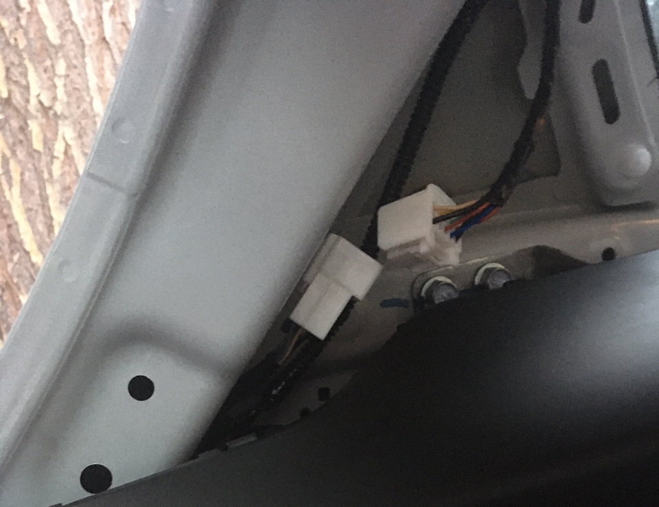 Разъем в задней левой стойке — Suzuki SX4 (2G)