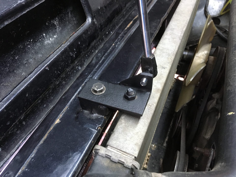 Установка газового упора капота. — Lada 4x4 3D, 1,7 л, 1996 года ...