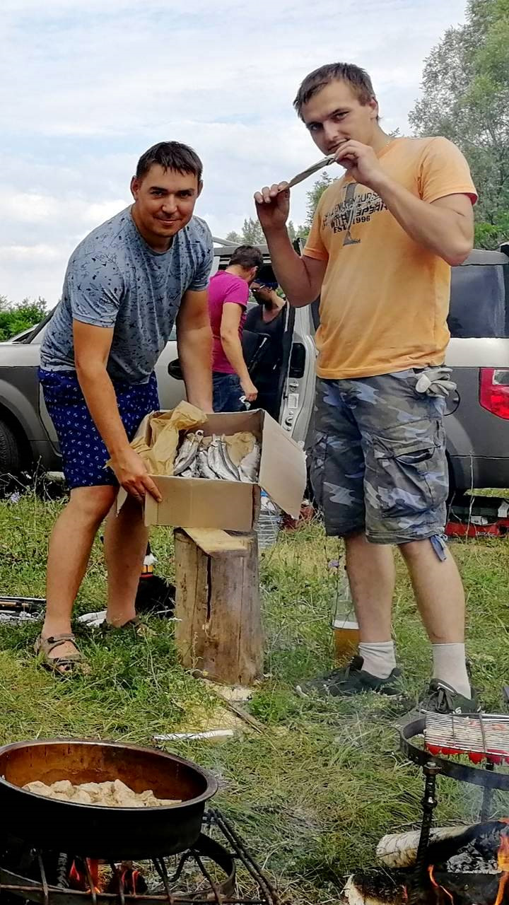 Дмитрий и Роман дегустируют рыбку. Вдали Друзья из Астрахани — Сергей Еремин и Ирина — Honda Element