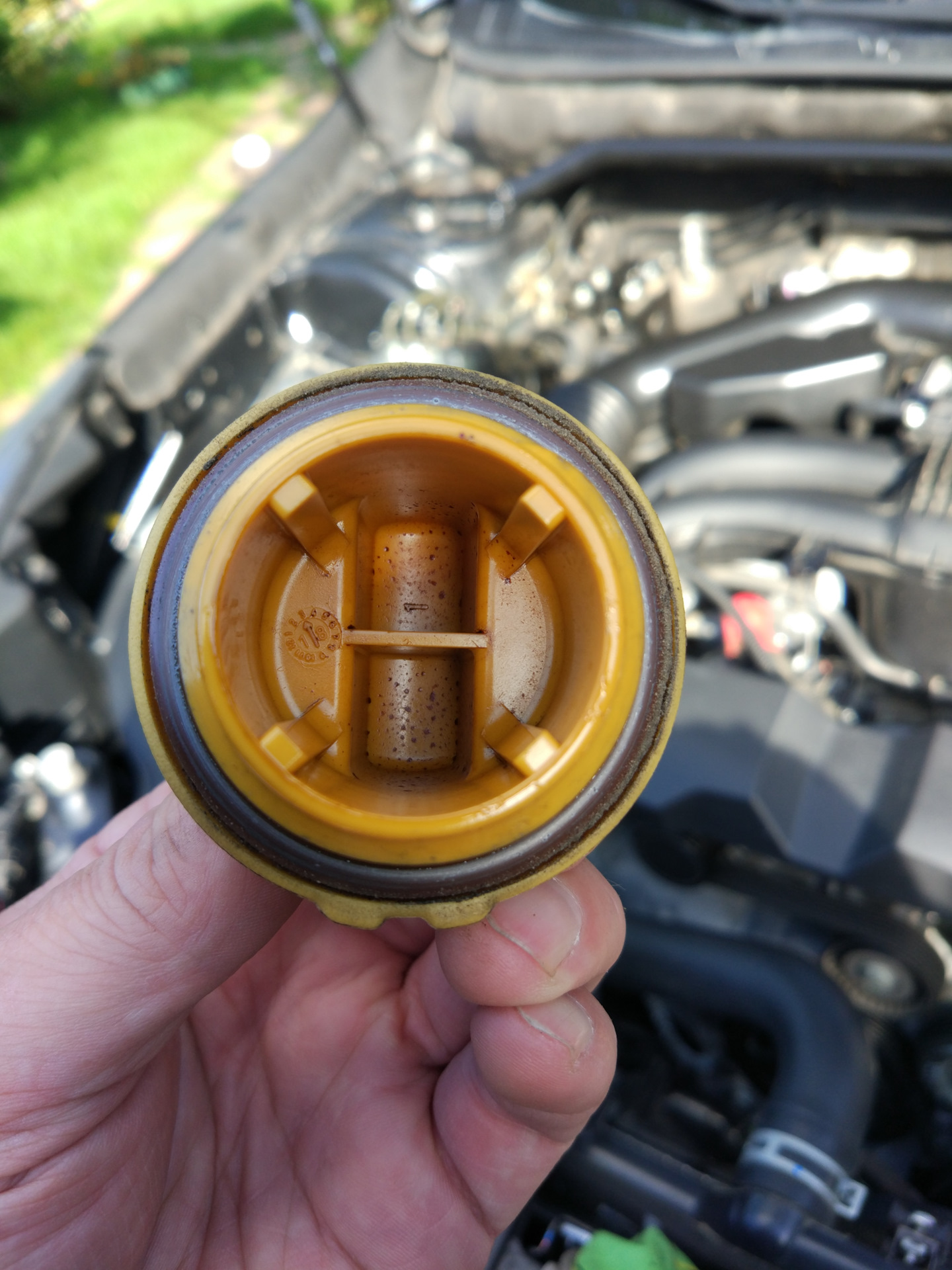 Белая эмульсия на крышке маслозаливной горловины рено логан 1. Эмульсия на масляной крышки ваз 2107. Пена на маслозаливной горловине. Белый налёт на крышке маслозаливной горловины на шевроле круз 1. Эмульсия на крышке маслозаливной ваз 2106.