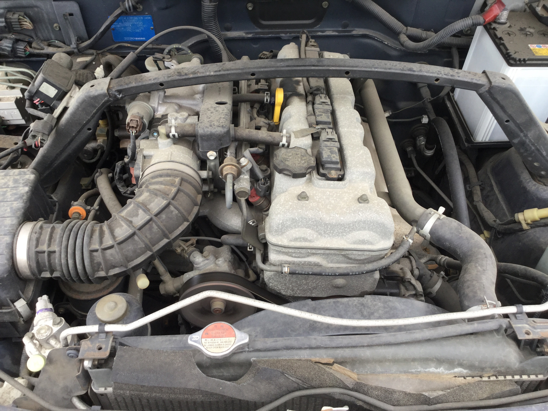 Двигатель эскудо. Двигатель Сузуки эскудо td51w. Suzuki Baleno EG двигатель j20. Suzuki Escudo 2 поколение подкапотное пространство j20a. Двигатель эскудо 97 год 1.6.