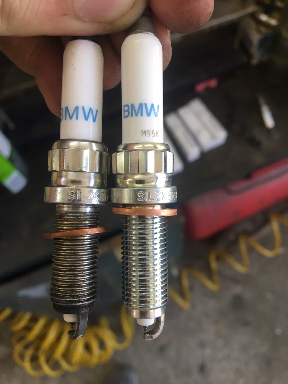 исправные свечи зажигания. нормальный цвет свечей зажигания ваз 2115. дефектовка свечей зажигания. неисправные автомобильные свечи. нагар на свечах зажигания.