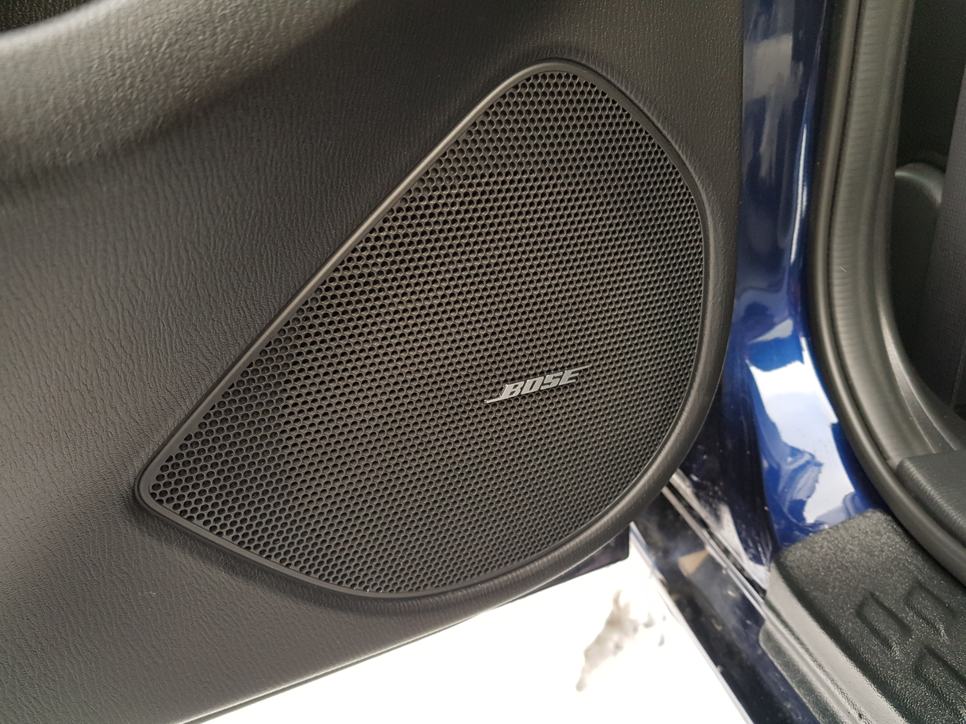 Bose авто. Мазда 6 GH Bose акустика. Сетки динамиков Мазда 6 GH. Шильдик Bose Mazda 6. Аудиосистемы Kia Bose.