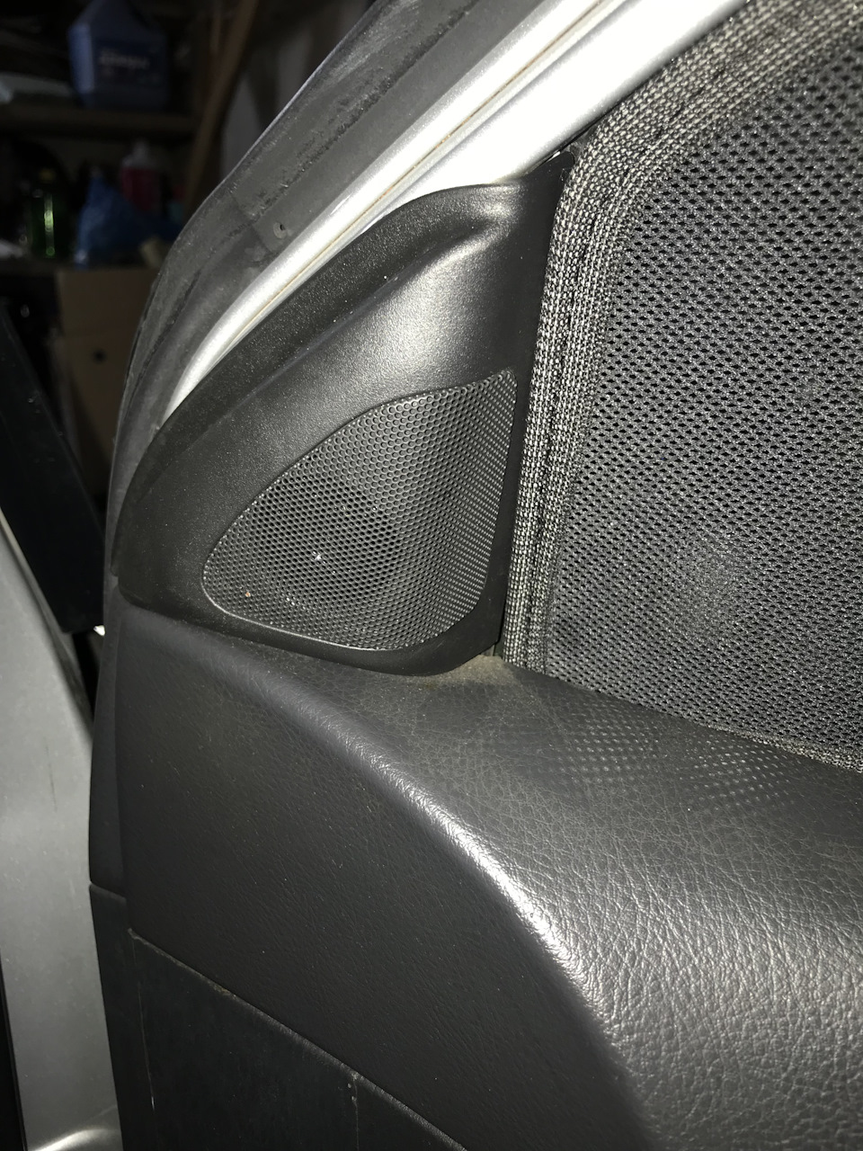 Динамики в задние двери и уголки с пищалками в передние. — Toyota ...