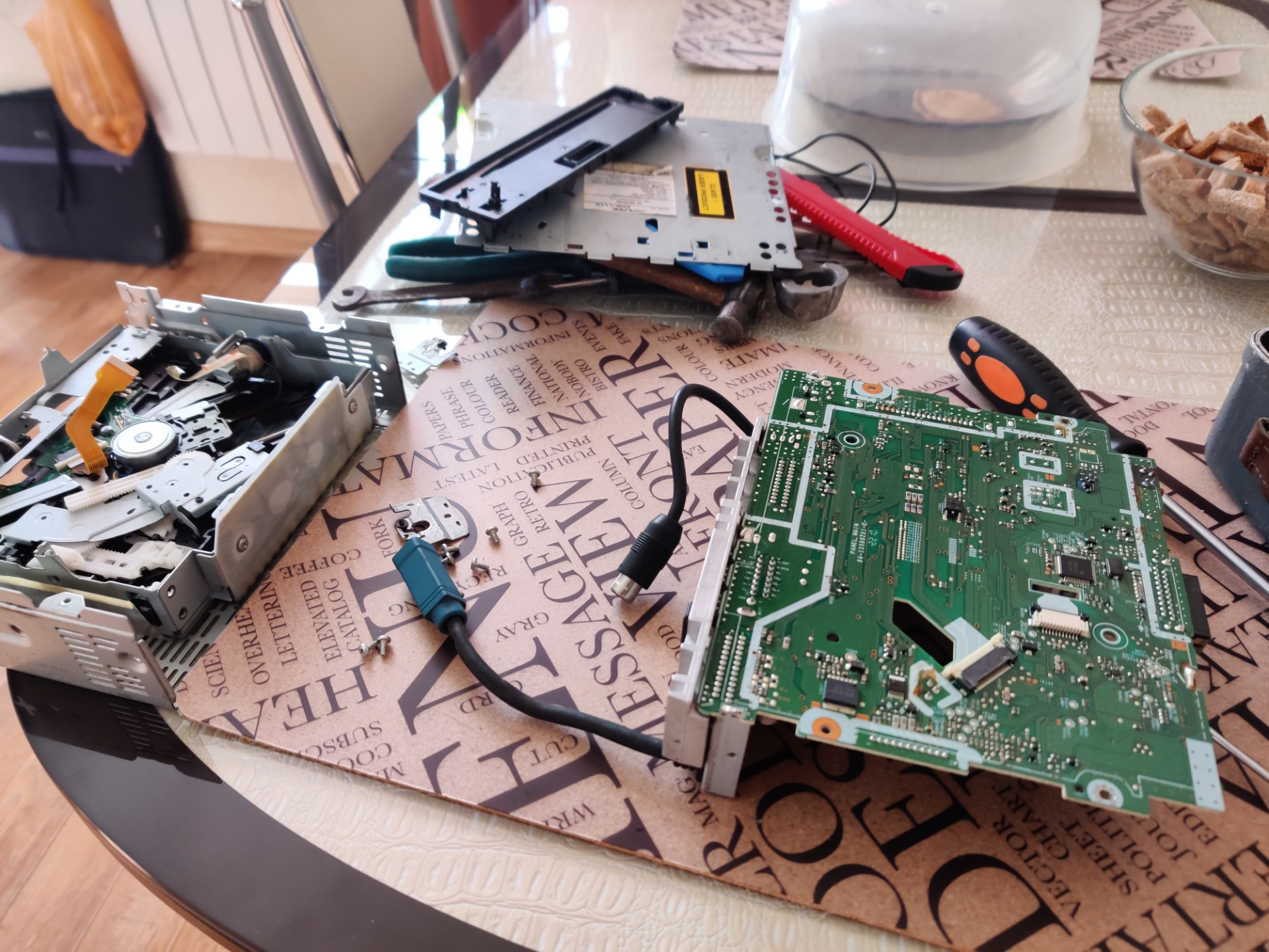 Аукс в магнитолу alpine cde 111 — Lada Приора хэтчбек, 1,6 л, 2011 года ...