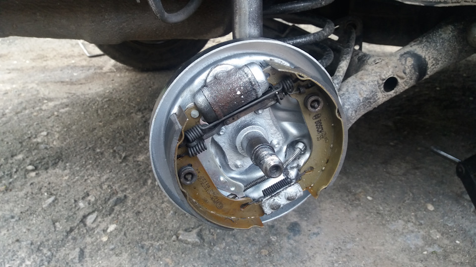 Заміна задніх гальмівних колодок — Renault Clio Symbol, 1,4 л, 2006 ...