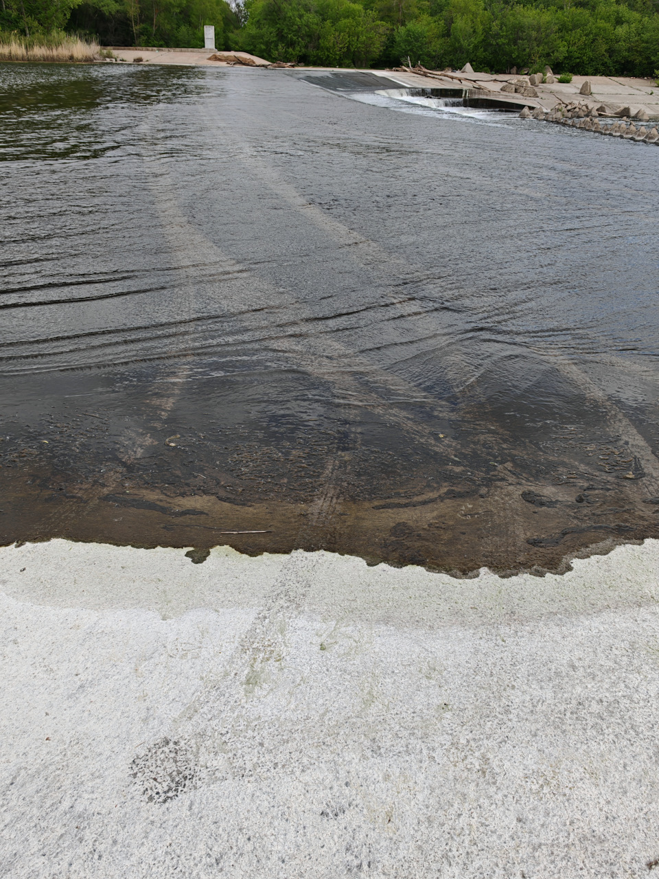 Нам — на ту сторону реки — по бровке водопада. — Mitsubishi Pajero Sport (2G)