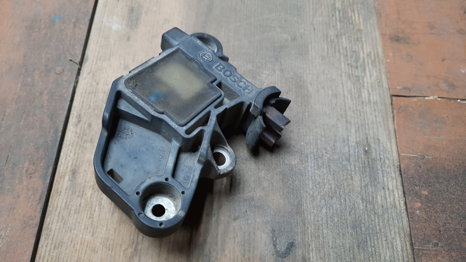 общий вид регулятора 0272220701 — Lada 2113. Запчасти на фото: 0272220701