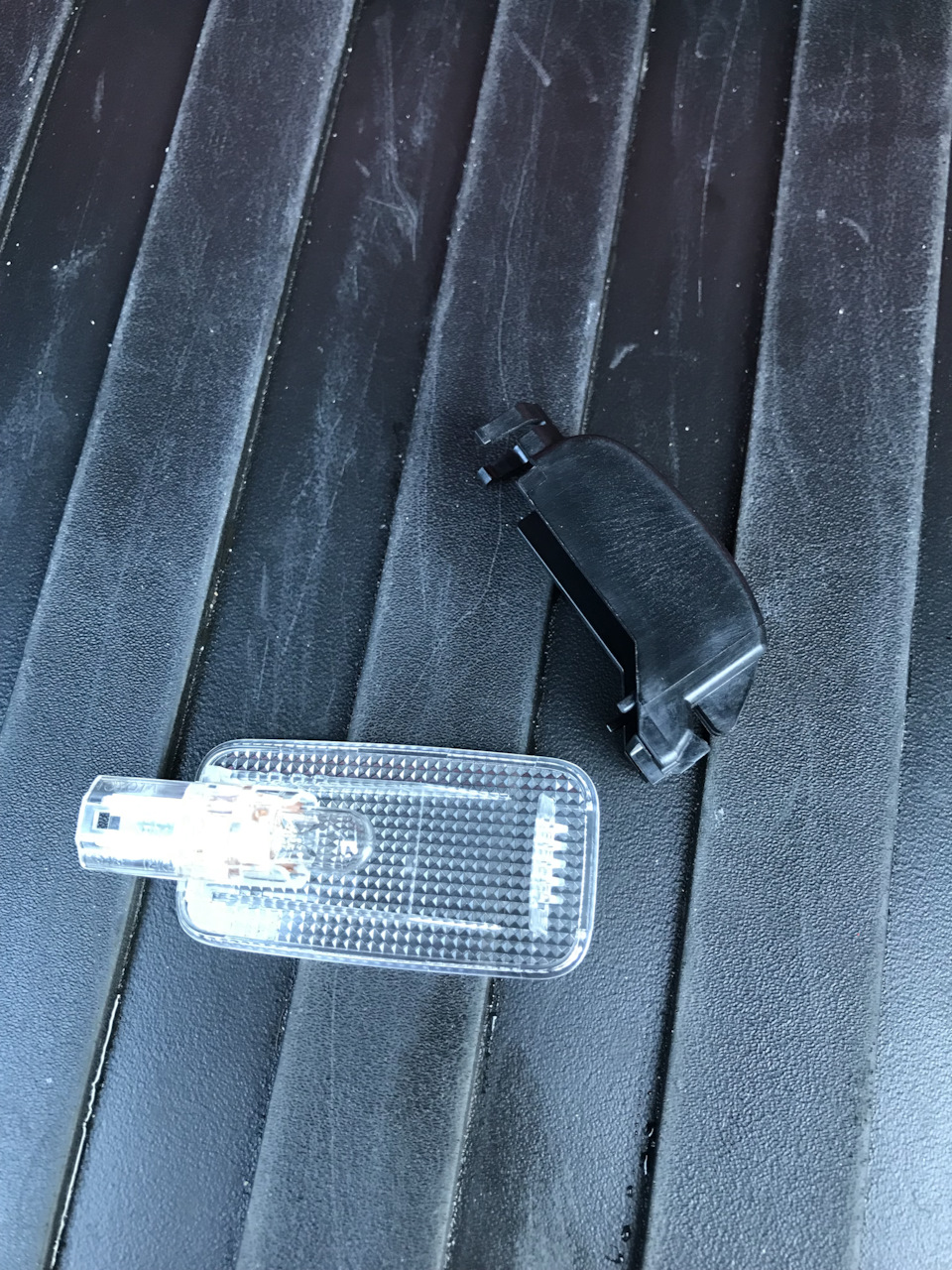 Замена лампочки плафона в багажнике на светодиодную — Toyota Camry ...
