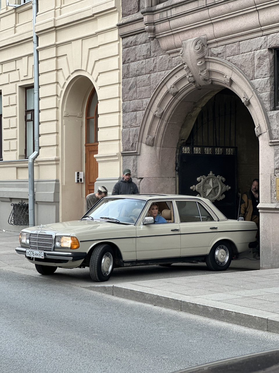 Съемки клипа Бузовой — Mercedes-Benz W123, 2,3 л, 1983 года | прикол |  DRIVE2