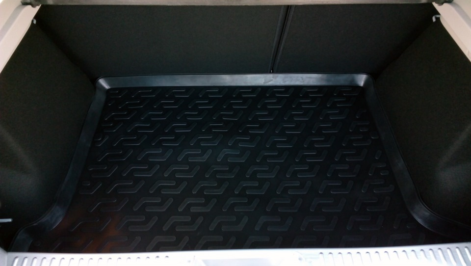 7711547512 коврик в багажник — Renault Sandero Stepway (2G). Запчасти на фото: 7711547512