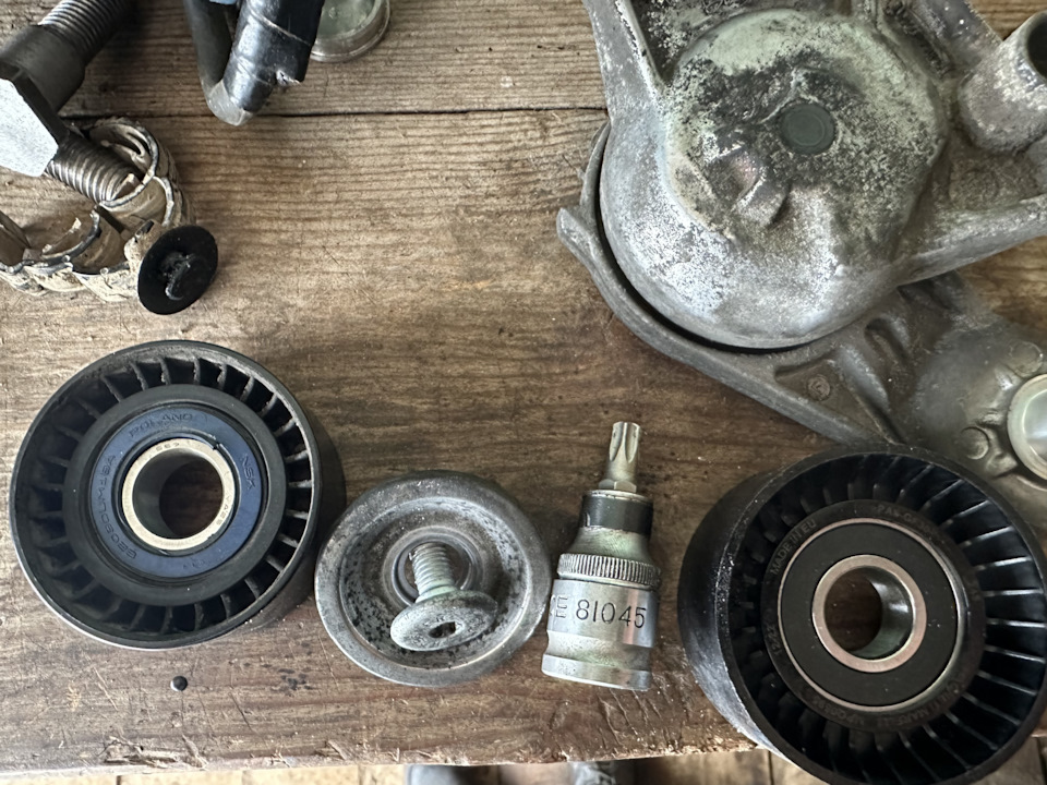 6 2011. Как одеть ролик ремня. Как одеть ролик ремня. Ремень генератора мазда 3 1. Ремень генератора гранта 8 клапанная.