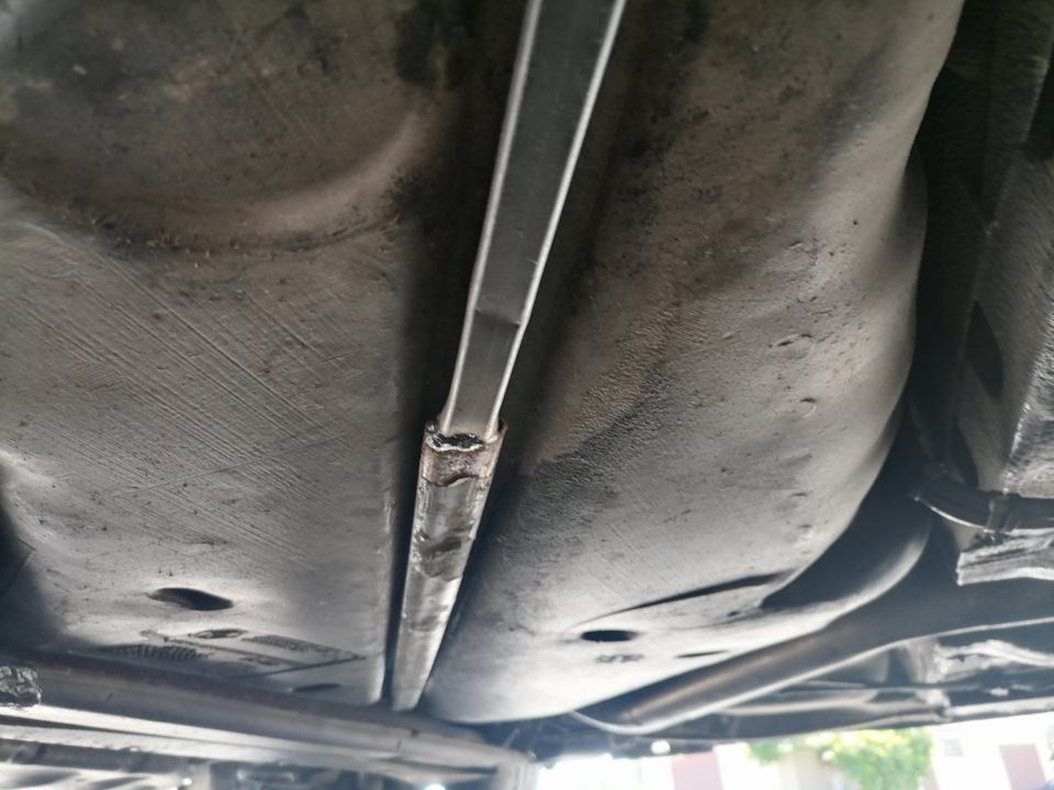 Ремонт кронштейна крепления бака — Renault Laguna II, 1,9 л, 2004 года ...