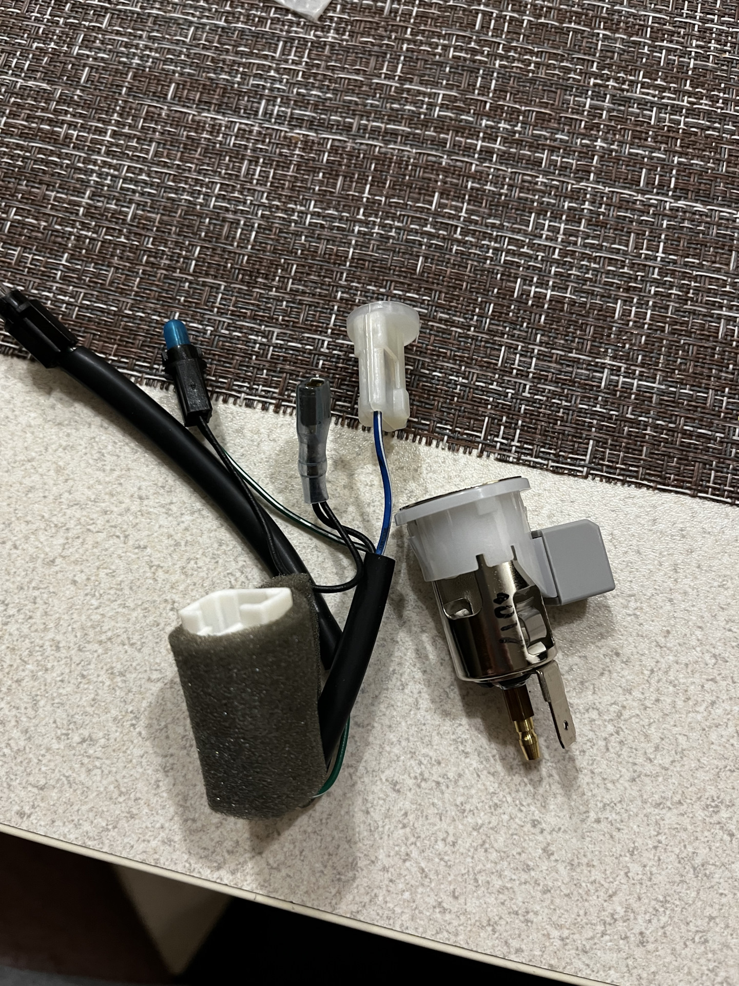 Подсветка прикуривателя! — Mitsubishi ASX, 2 л, 2017 года | своими ...