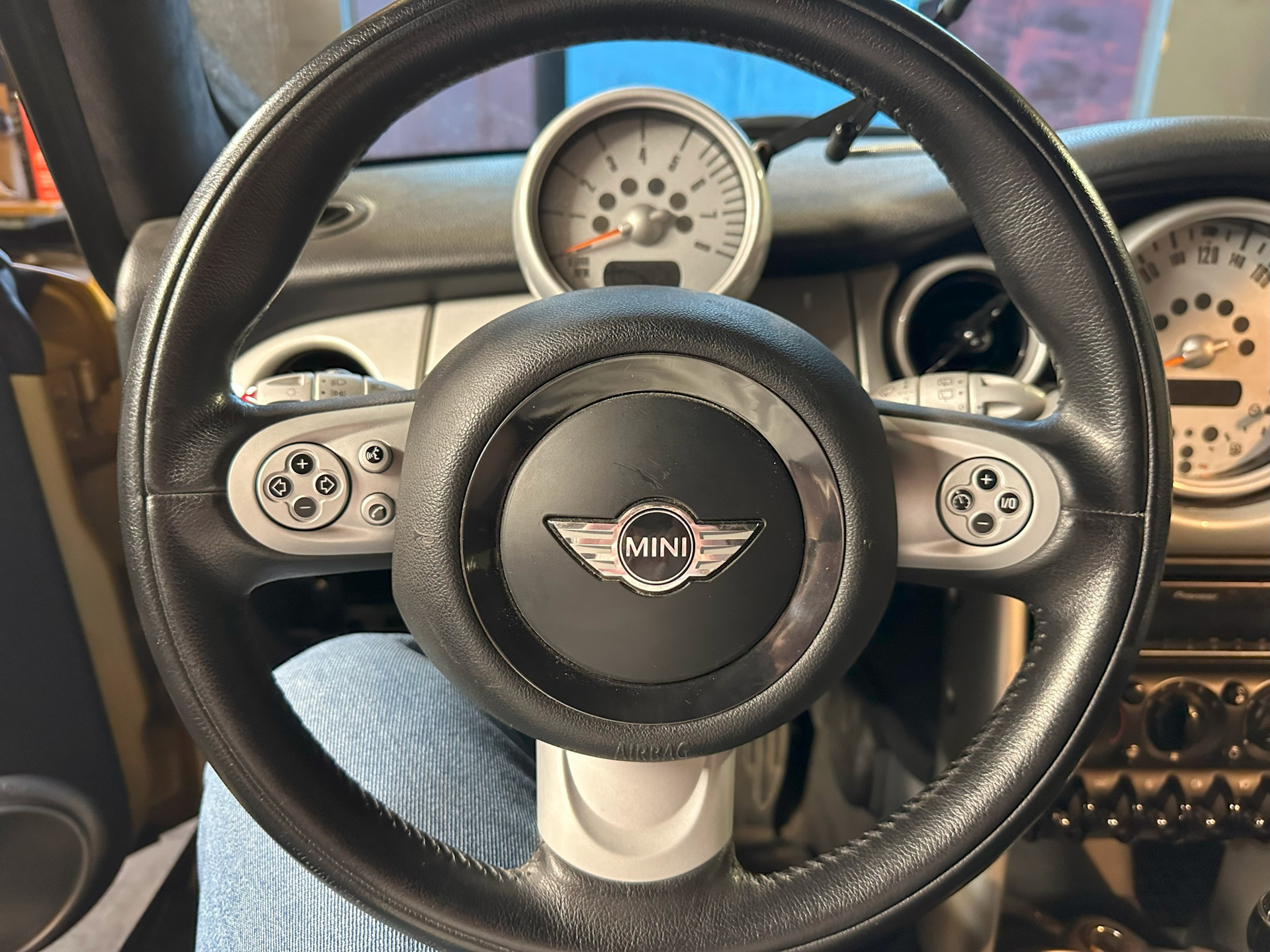 Черные кнопки в руль R56 — MINI Cooper Mk I, 1,6 л, 2003 года ...