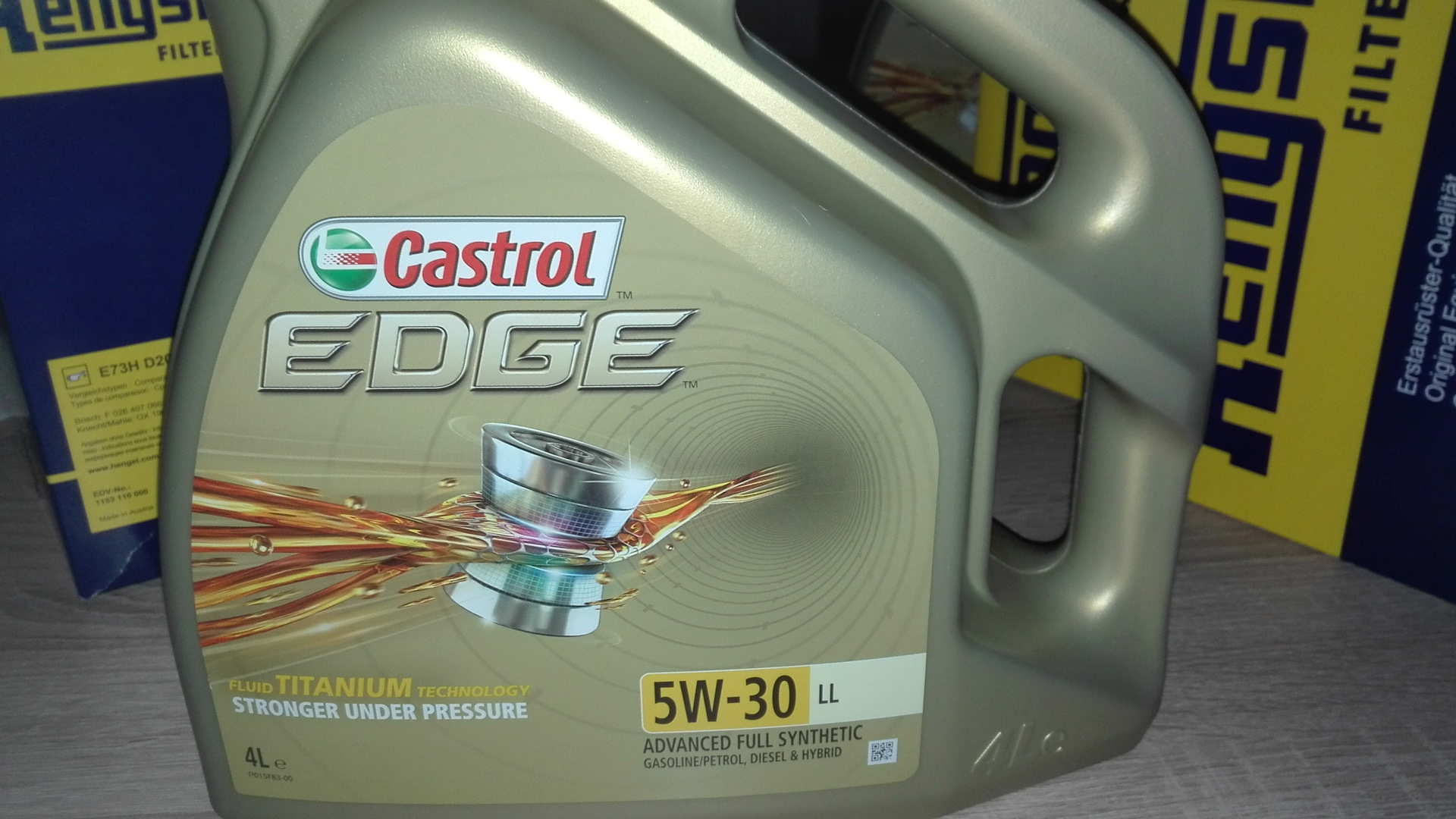 Castrol long life. Моторное масло технологии. Детали моторное масло капли. Палет масло моторное 5w40. Castrol logo.