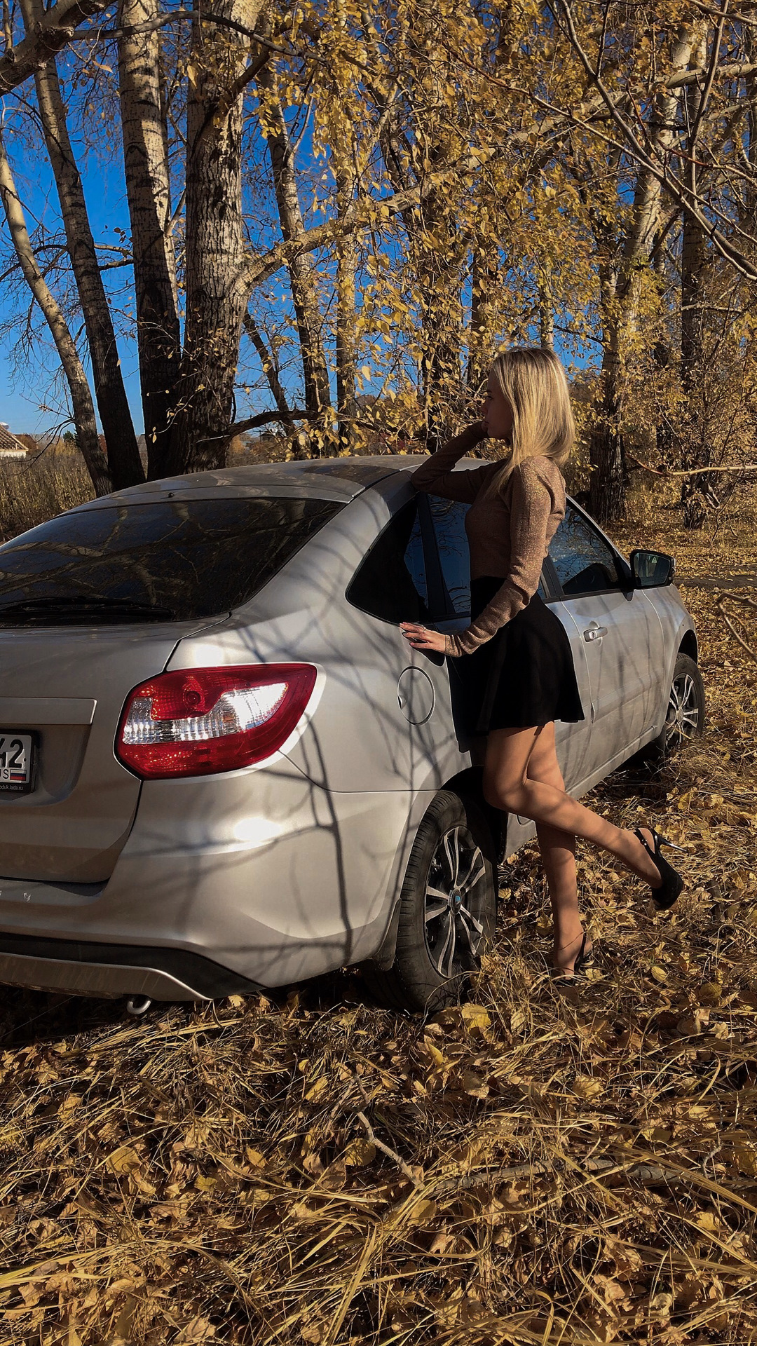 фото с машиной девушки осень