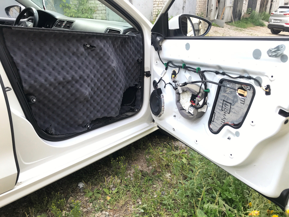 Шумоизоляция джетта 6. Шумоизоляция задней полки джетта 6. Шумоизоляция джетты. Фольксваген джетта 6 шумоизоляция. Шумоизоляция джетты.