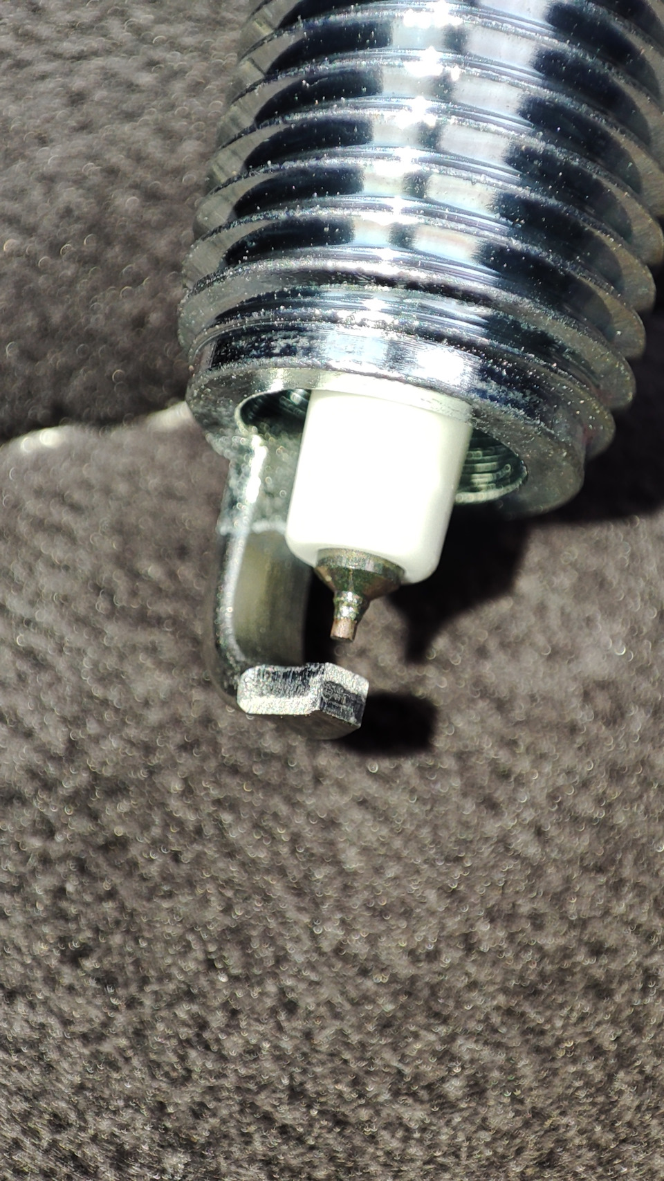 Край основания Центрального электрода чуть выпирает над изолятором. А не вровень или в провале. — KIA Rio X-Line