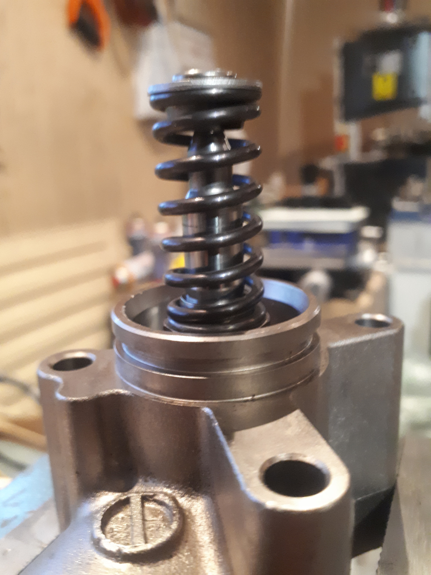 0 tsi gen2. Толкатель тнвд 2. 0 fsi полый болт тнвд. 0 насос высокого давления. Тнвд fsi.