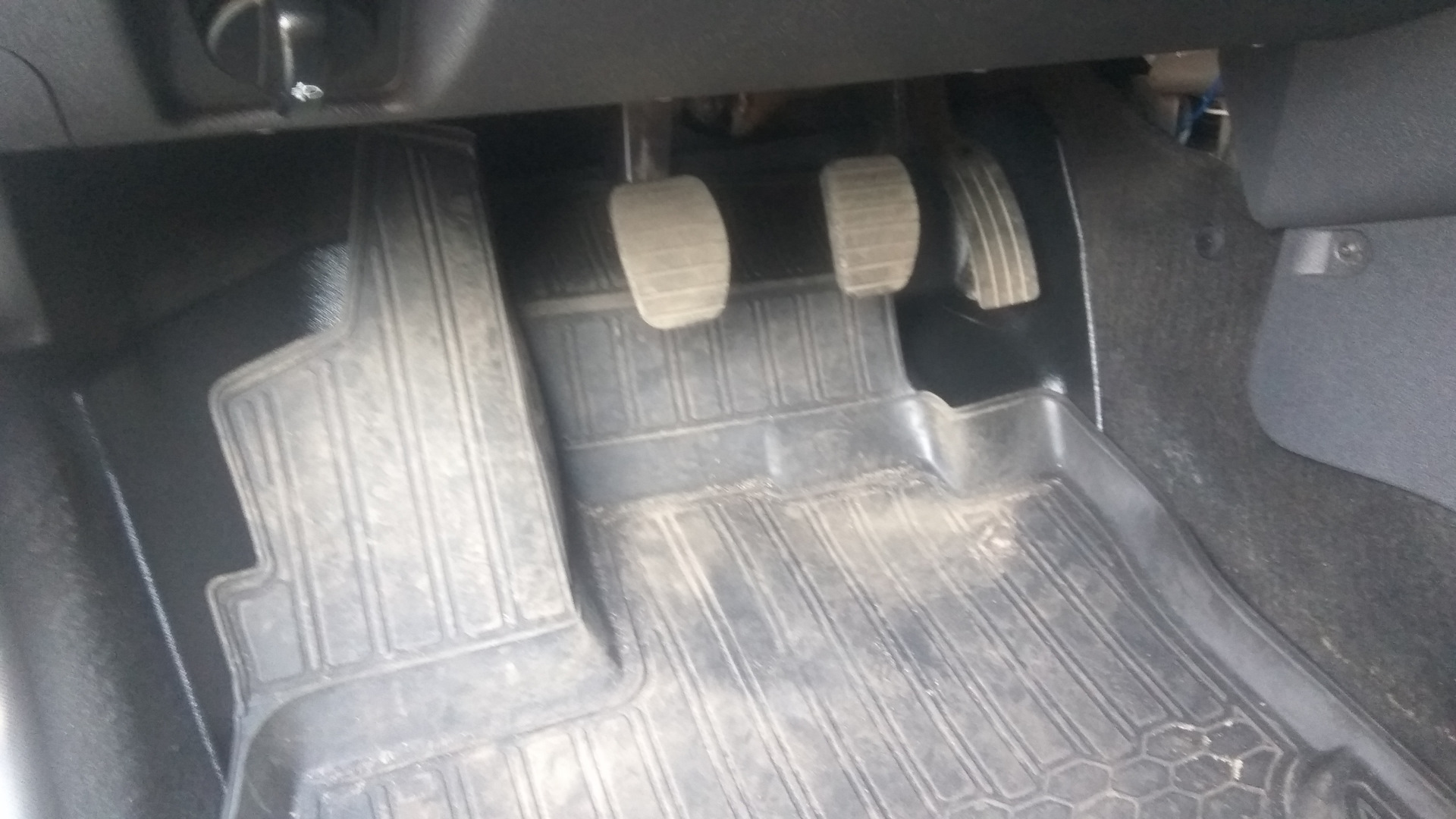 Накладки на ковролин рено дастер 2021. Накладка педали газа renault duster. Педали рено логан механика. Грязь под педалью газа спортейдж 4. Рено логан 2 педали.