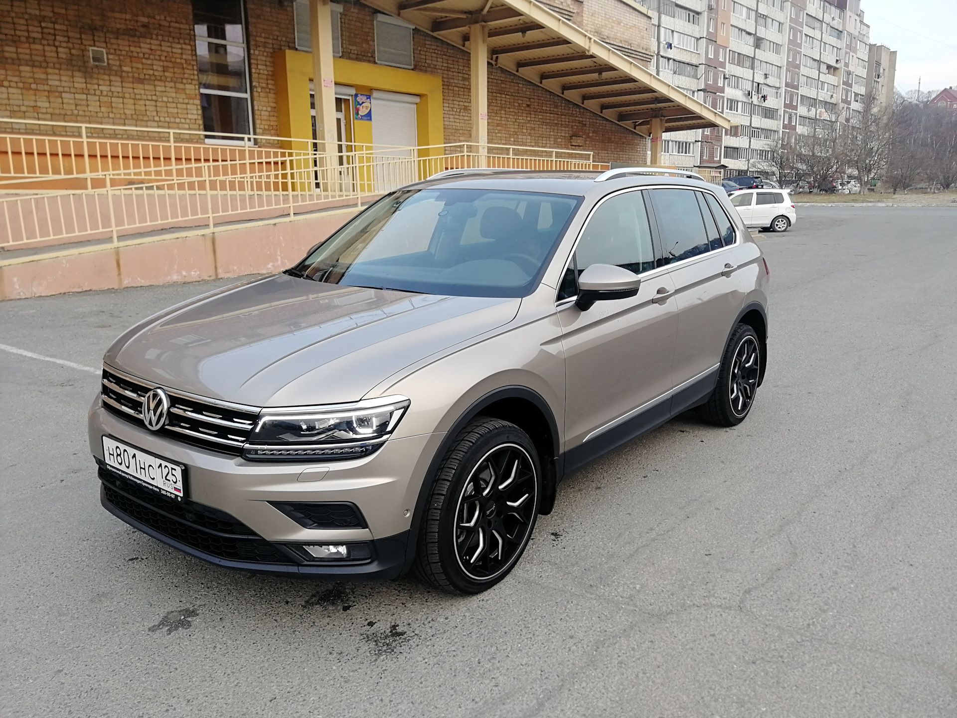 Диски на тигуан. Tiguan 2 r19. Диски VW Tiguan r19. Диски Volkswagen Tiguan r19. Фольксваген Тигуан на дисках r19.