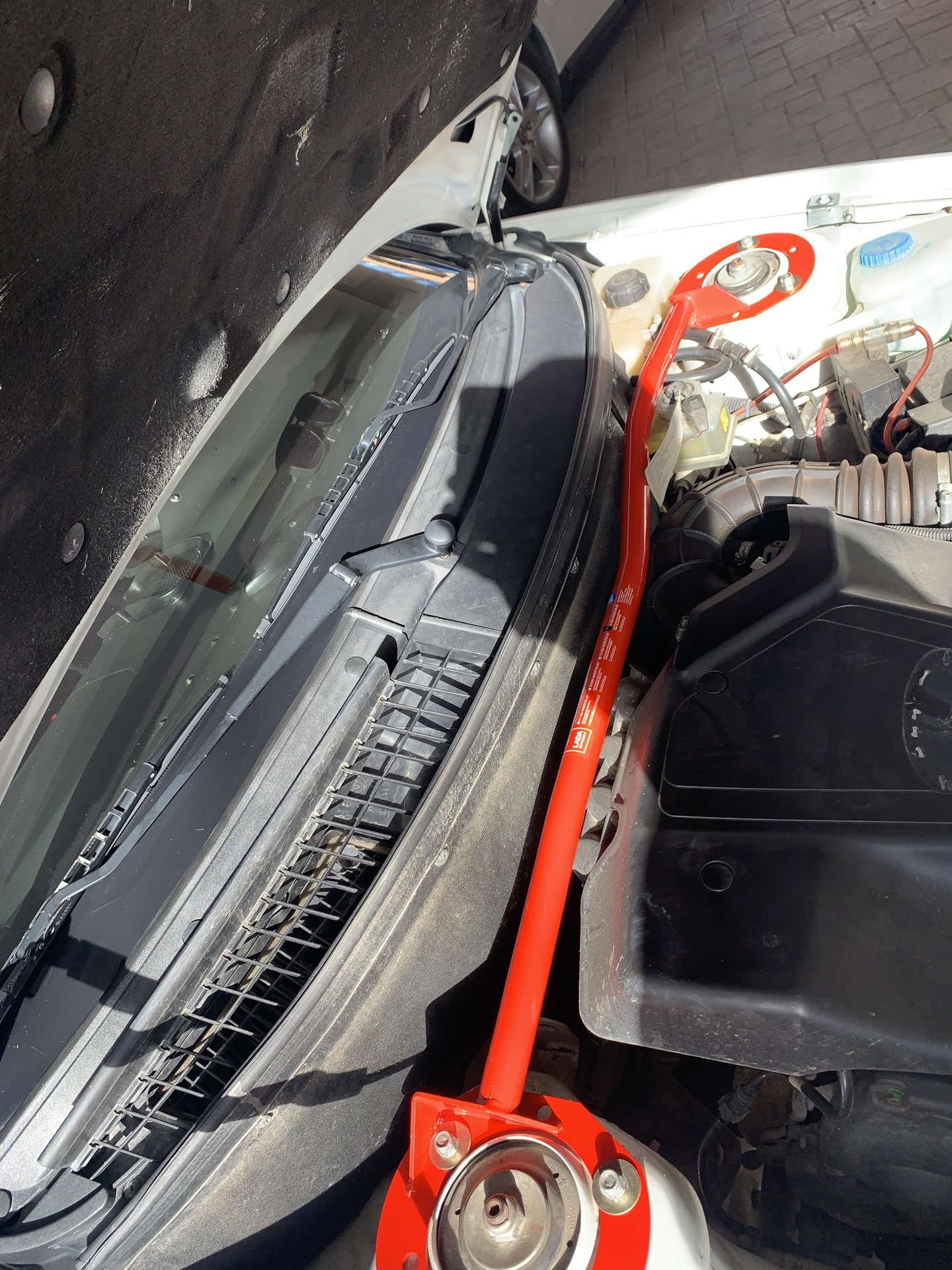 Распорка передних стоек — Lada Приора седан, 1,6 л, 2013 года ...