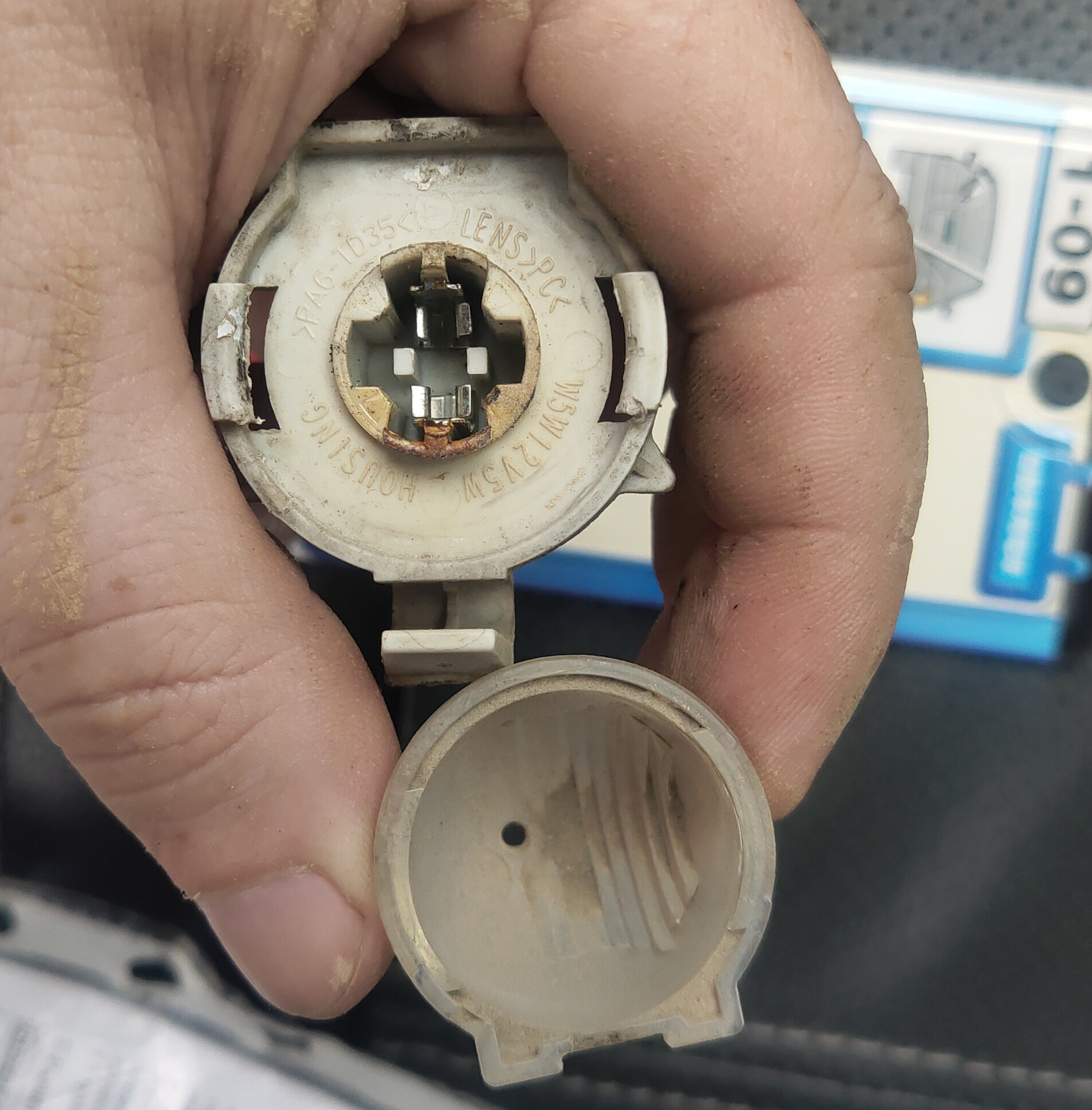 Перегорела подсветка знака — Mitsubishi Mirage (6G), 1 л, 2013 года ...