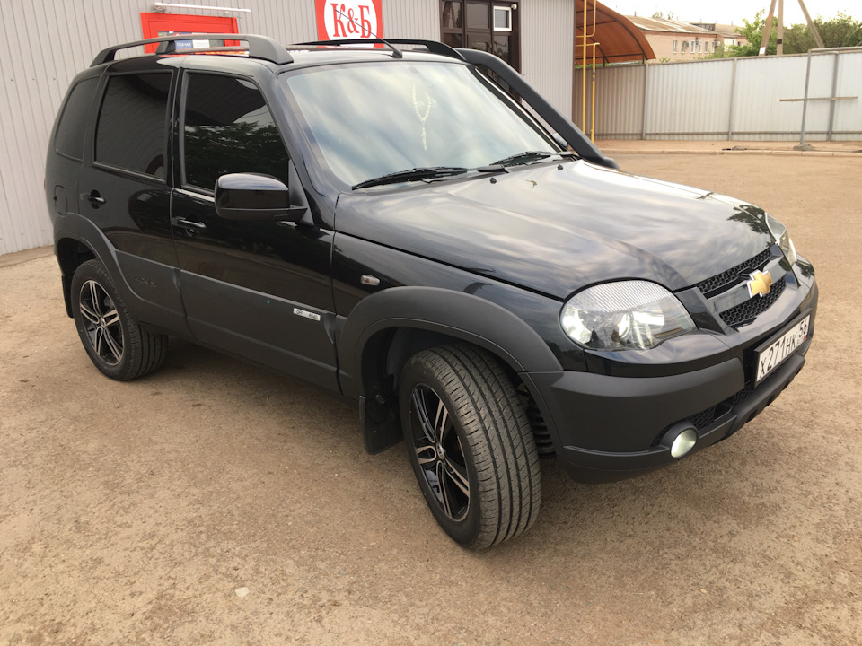 Chevrolet Niva черная