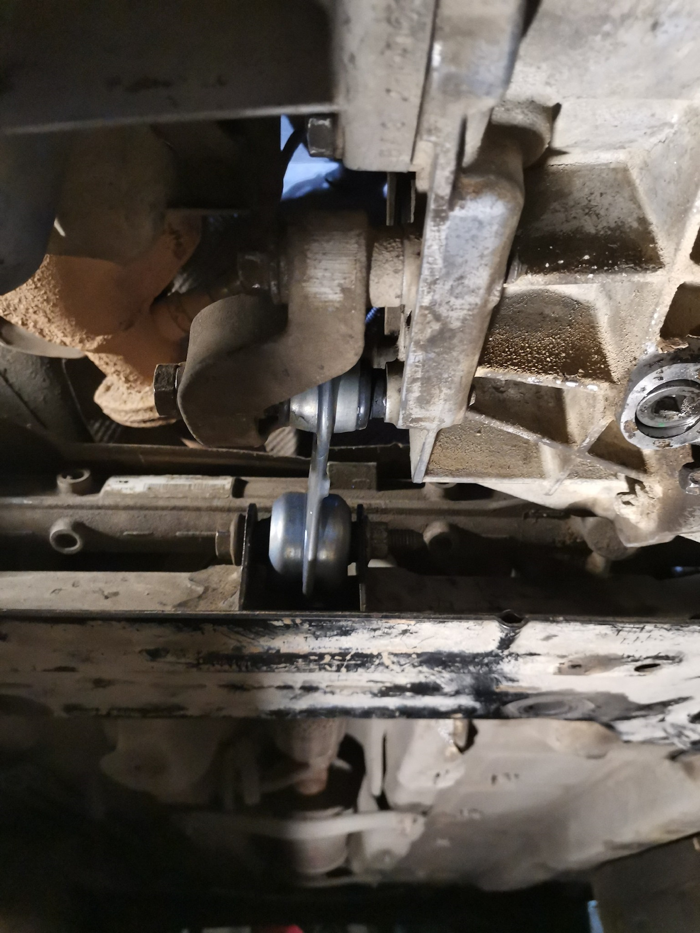 снятие кпп веста механика. Lada vesta снятие поддона. как снять коробку на весте. картер сцепления 21807. лада веста амт картер сцепления.